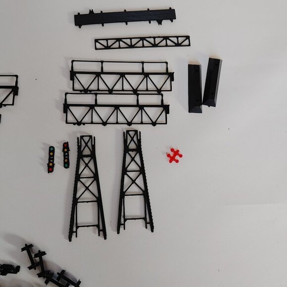 Two Bachmann Snap Fit HO Scale Signal Bridges - Picture 2 of 4